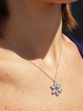 Zirkon Taşlı Çiçek Kolye