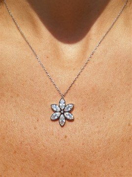 Zirkon Taşlı Çiçek Kolye