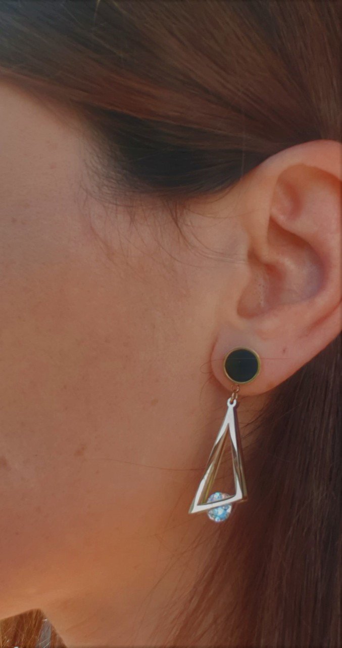 Üçgen Taşlı Çelik Küpe