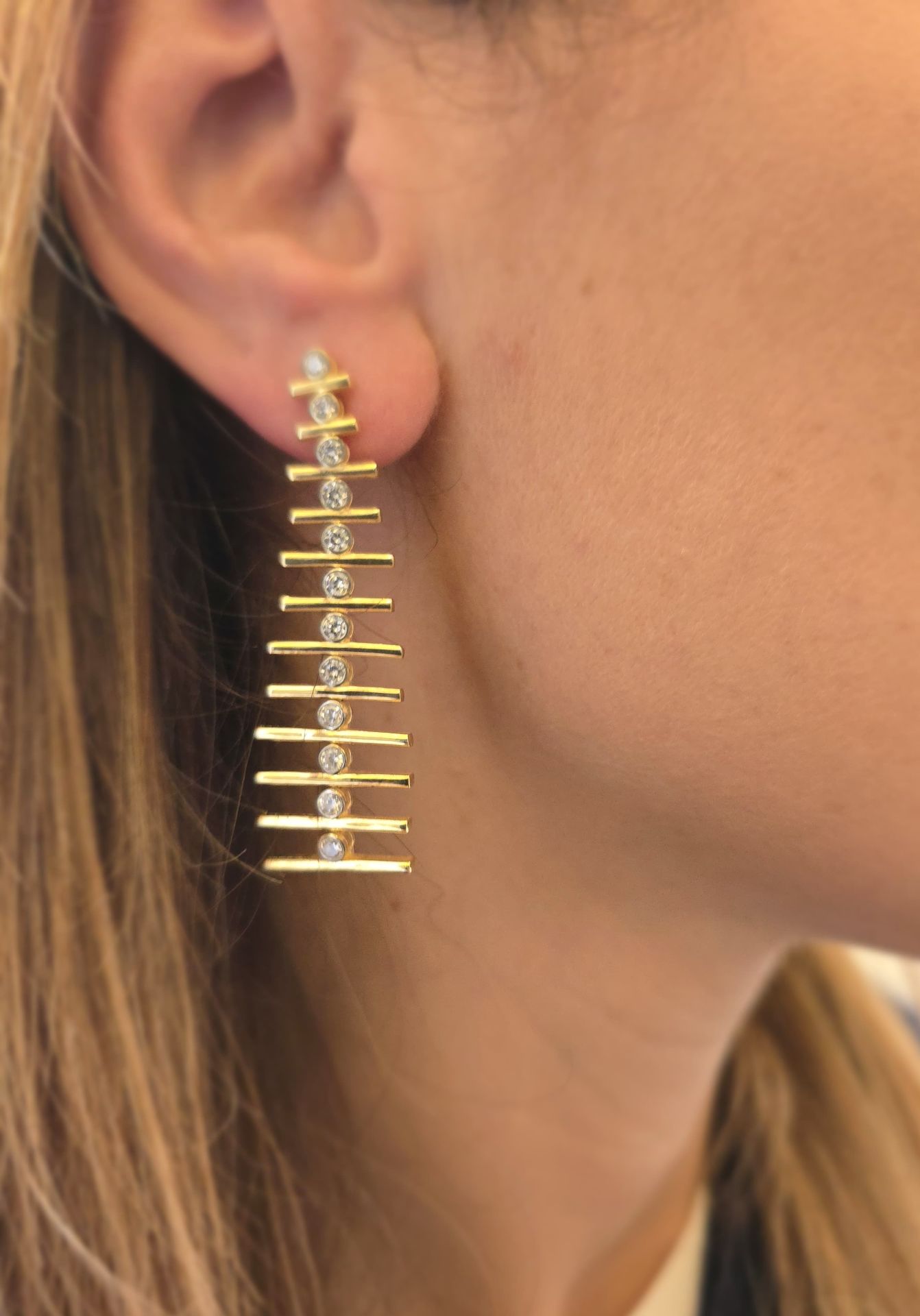 Sallantılı Taşlı Çizgi Küpe