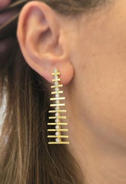 Sallantılı Taşlı Çizgi Küpe